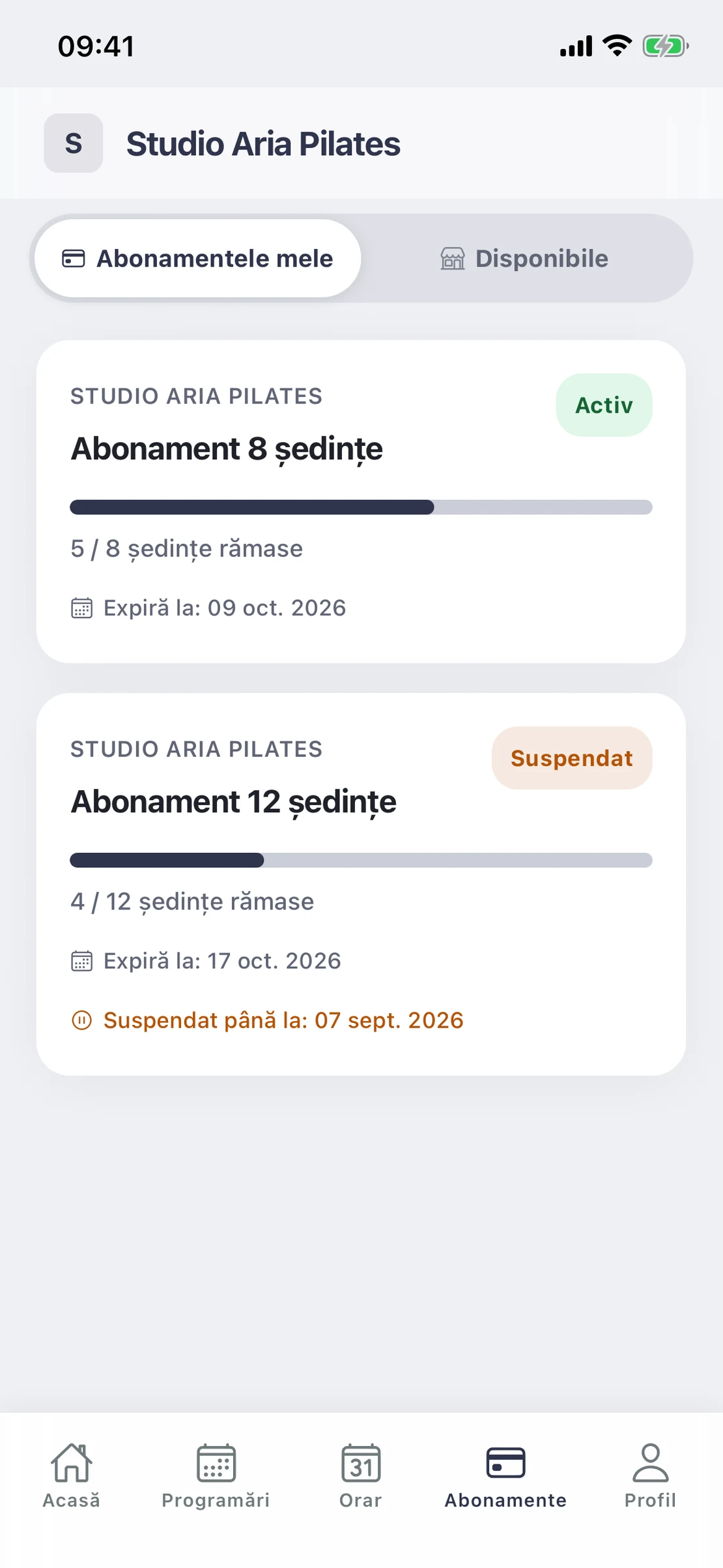 Ecranul de abonamente afișează un abonament de 8 ședințe cu 5 rămase și unul de 12 ședințe pus pe pauză, împreună cu data reluării.
